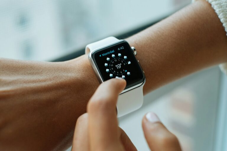 Dlaczego Apple Watch i bieżnia na siłowni pokazują co innego? Liczenie kroków i kalorii w praktyce