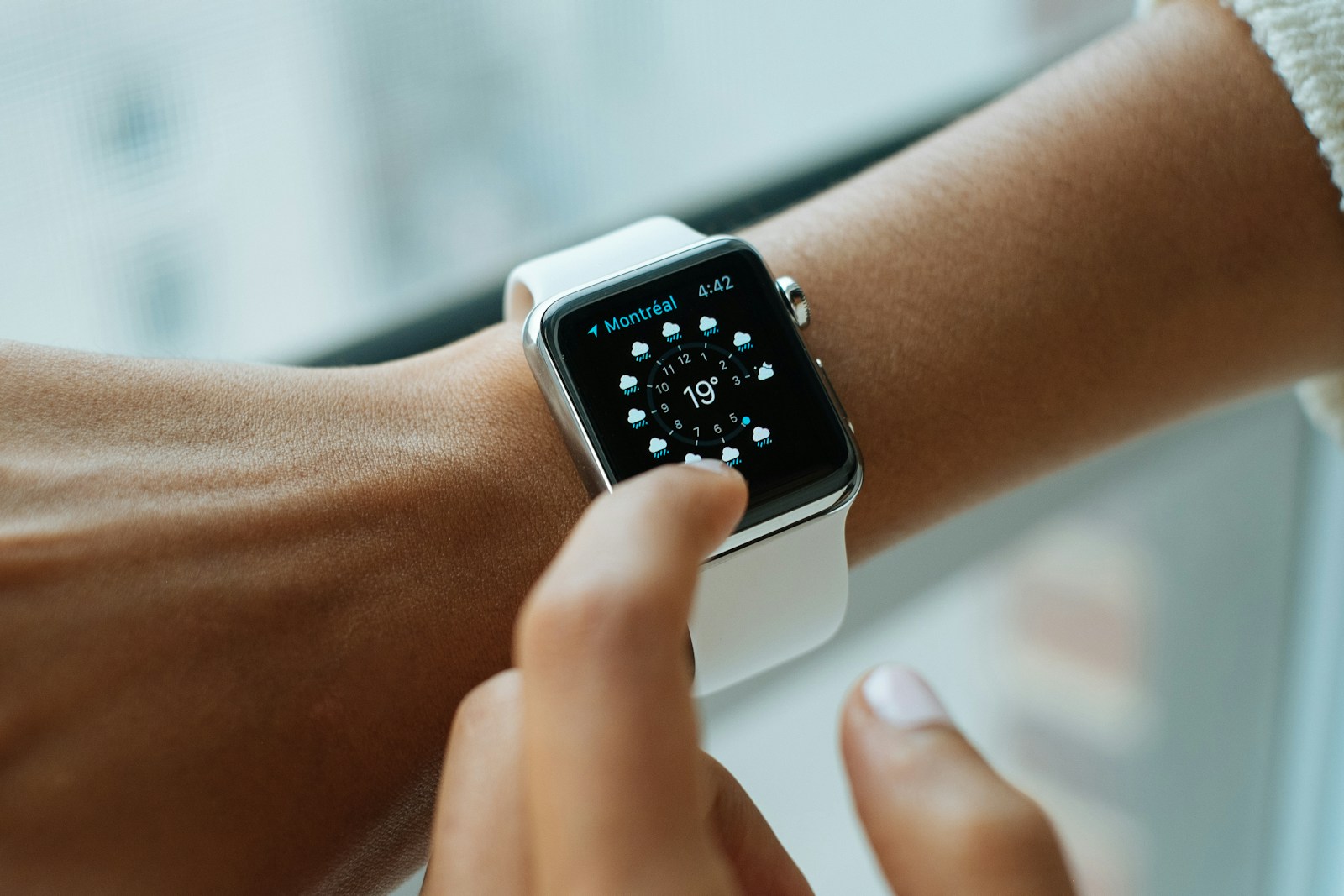 Dlaczego Apple Watch i bieżnia na siłowni pokazują co innego? Liczenie kroków i kalorii w praktyce